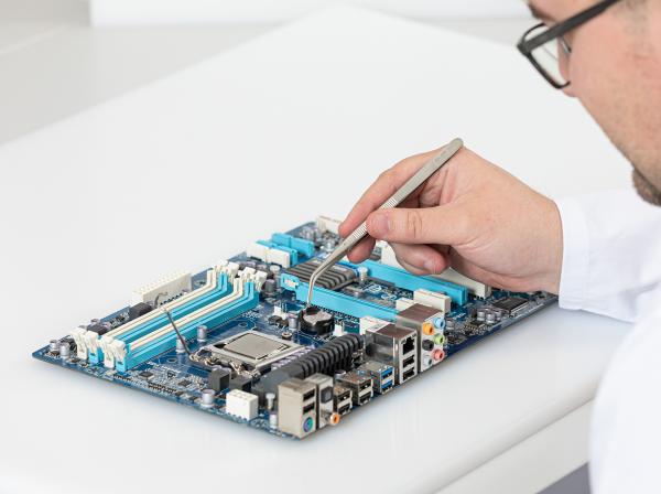 Dit materiaal Origineel Werkstoff ״S״ plus+® white ESD bijvoorbeeld wordt gebruikt voor een werkoppervlak, kunnen hierop probleemloos ESD-gevoelige producten (ESDS) worden bewerkt.