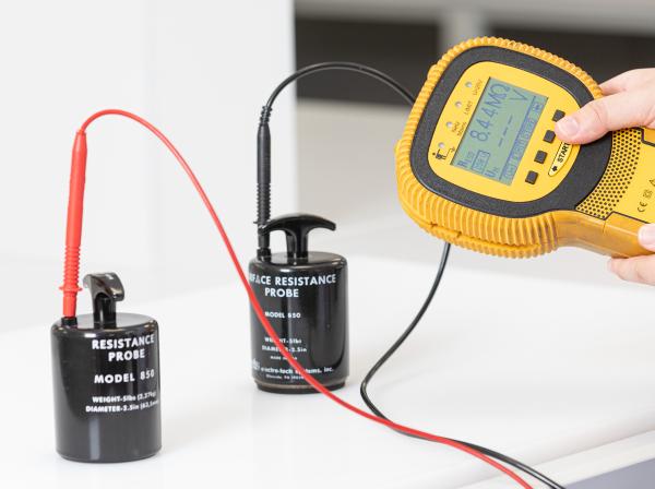 Dit materiaal Origineel Werkstoff ״S״ plus+® white ESD bijvoorbeeld wordt gebruikt voor een werkoppervlak, kunnen hierop probleemloos ESD-gevoelige producten (ESDS) worden bewerkt.